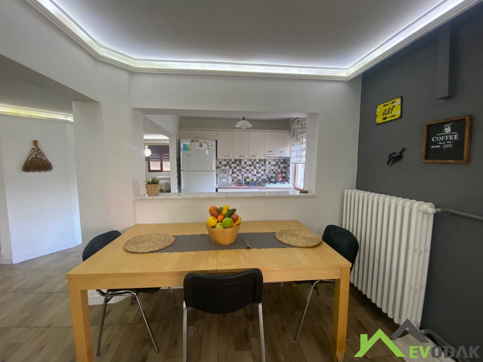 استمتع بإقامة مريحة وآمنة في أنقرة. شققنا المفروشة (2+1، 3+1، 4+1) مثالية للعائلات والسياحة العلاجية، تقع بجوار أهم المستشفيات في تشوكورامبار وبالغات. احجز الآن مع إيفوداك